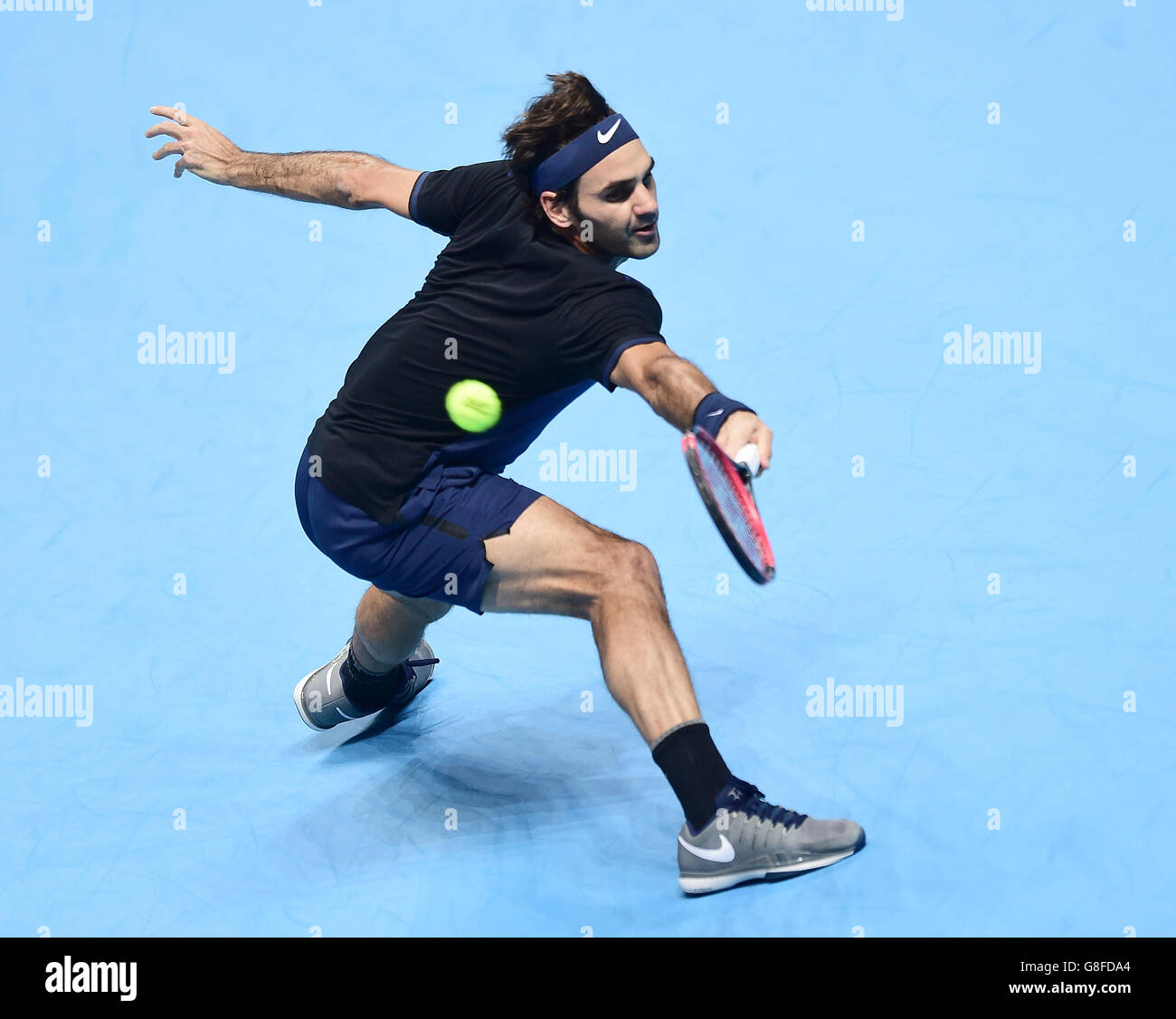 Roger Federer de Suisse en action pendant la première journée des finales du Tour du monde ATP à l'O2 Arena, Londres. APPUYEZ SUR ASSSOCIATION photo. Date de la photo: Dimanche 15 novembre 2015. Voir PA Story TENNIS Londres. Le crédit photo devrait se lire comme suit : Adam Davy/PA Wire Banque D'Images