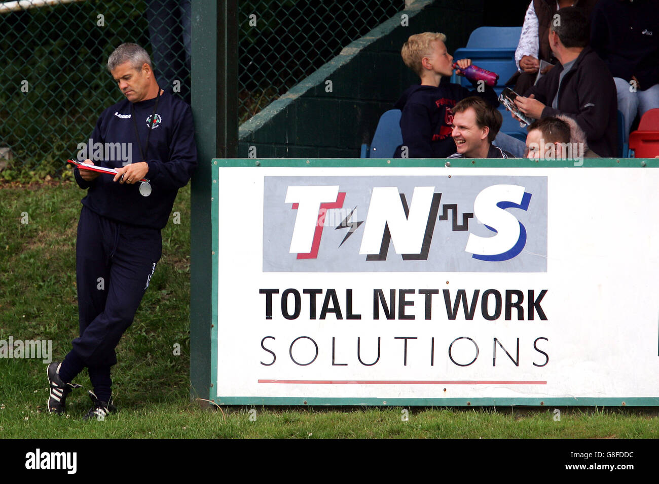 Football - amical - Total Network Solutions v Glentoran - terrain de loisirs. Ken McKenna, responsable de Total Network Solutions Banque D'Images