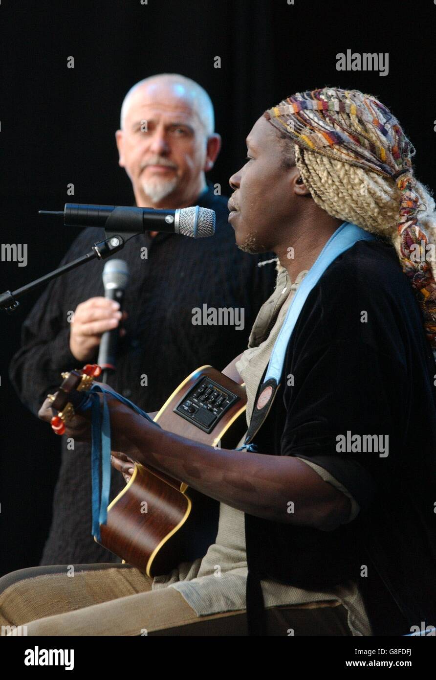 Geoffrey Oryema, d'Ouganda, et Peter Gabriel sont vus en train de jouer sur scène. Banque D'Images