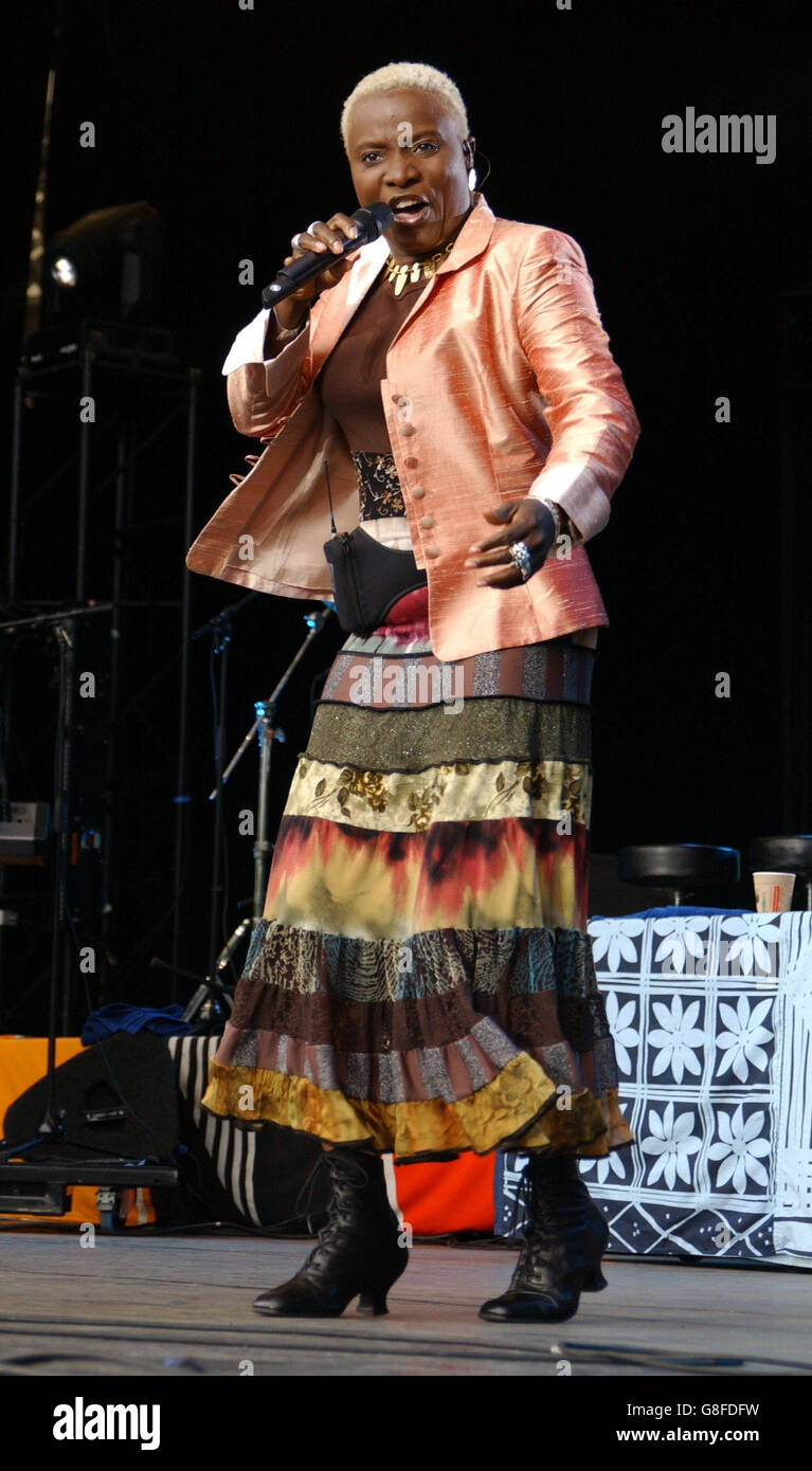 Live 8 Africa Calling concert - The Eden Project. Angelique Kidjo, du Bénin, en scène. Banque D'Images