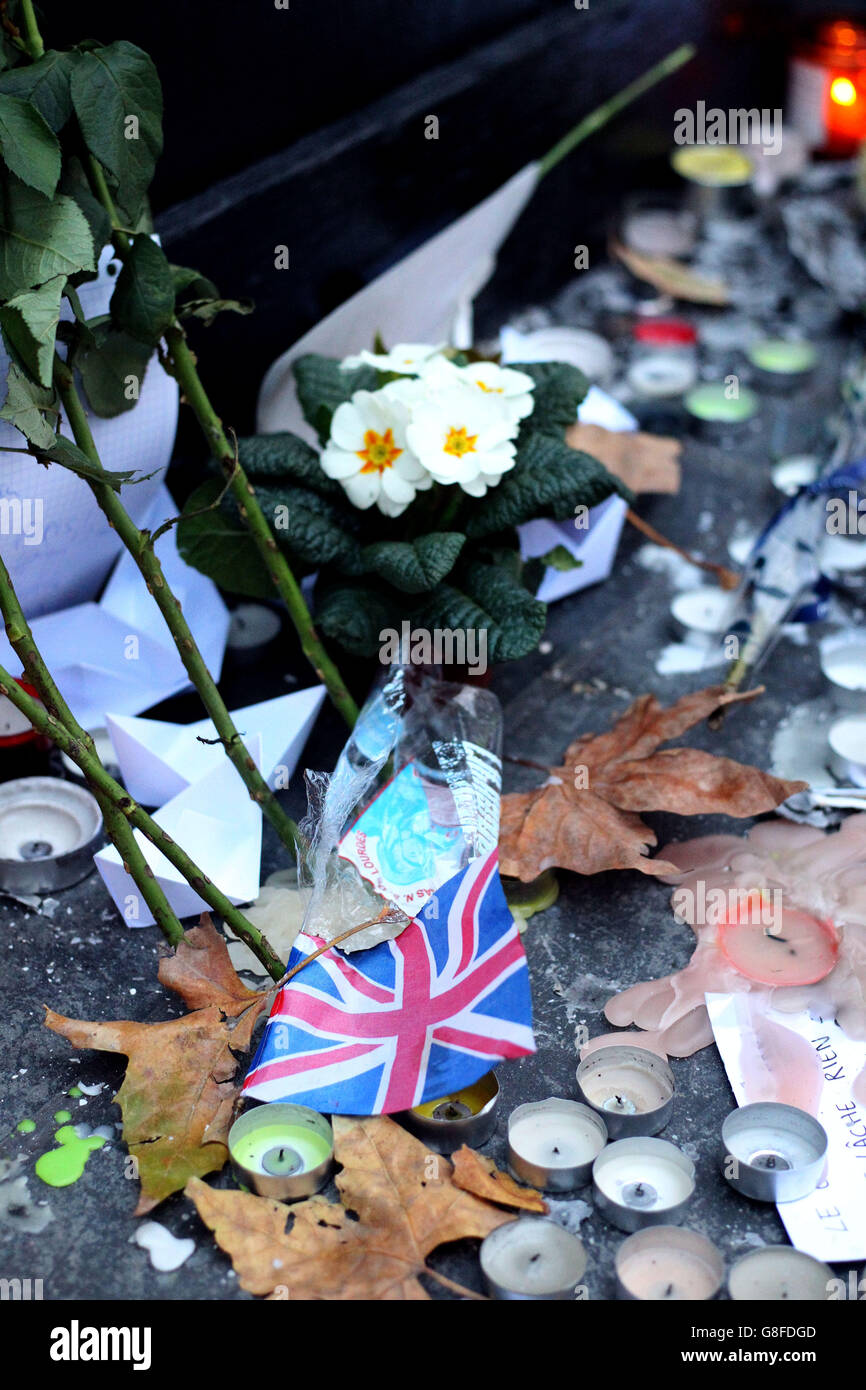 Des hommages floraux et des bougies ont été laissés sur la place de la République à Paris à la suite des attentats terroristes de vendredi soir. Banque D'Images