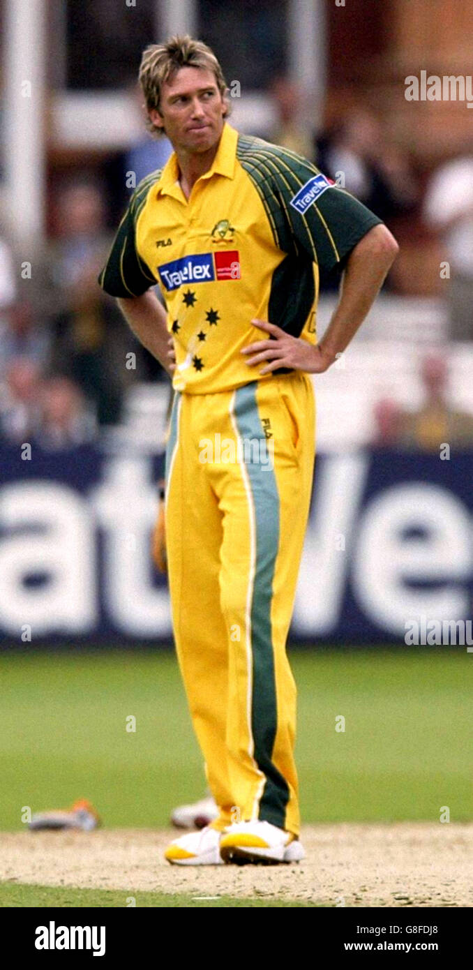 Glenn McGrath, un australien, montre sa déjection après qu'il ait réussi le dernier ballon et Ashley Giles, un batteur d'Angleterre, a fait deux courses pour nouer le match Photo Stock - Alamy Glenn McGrath, un australien, montre sa déjection après qu'il ait réussi le dernier ballon et Ashley Giles, un batteur d'Angleterre, a fait deux courses pour nouer le match Photo Stock - Alamy