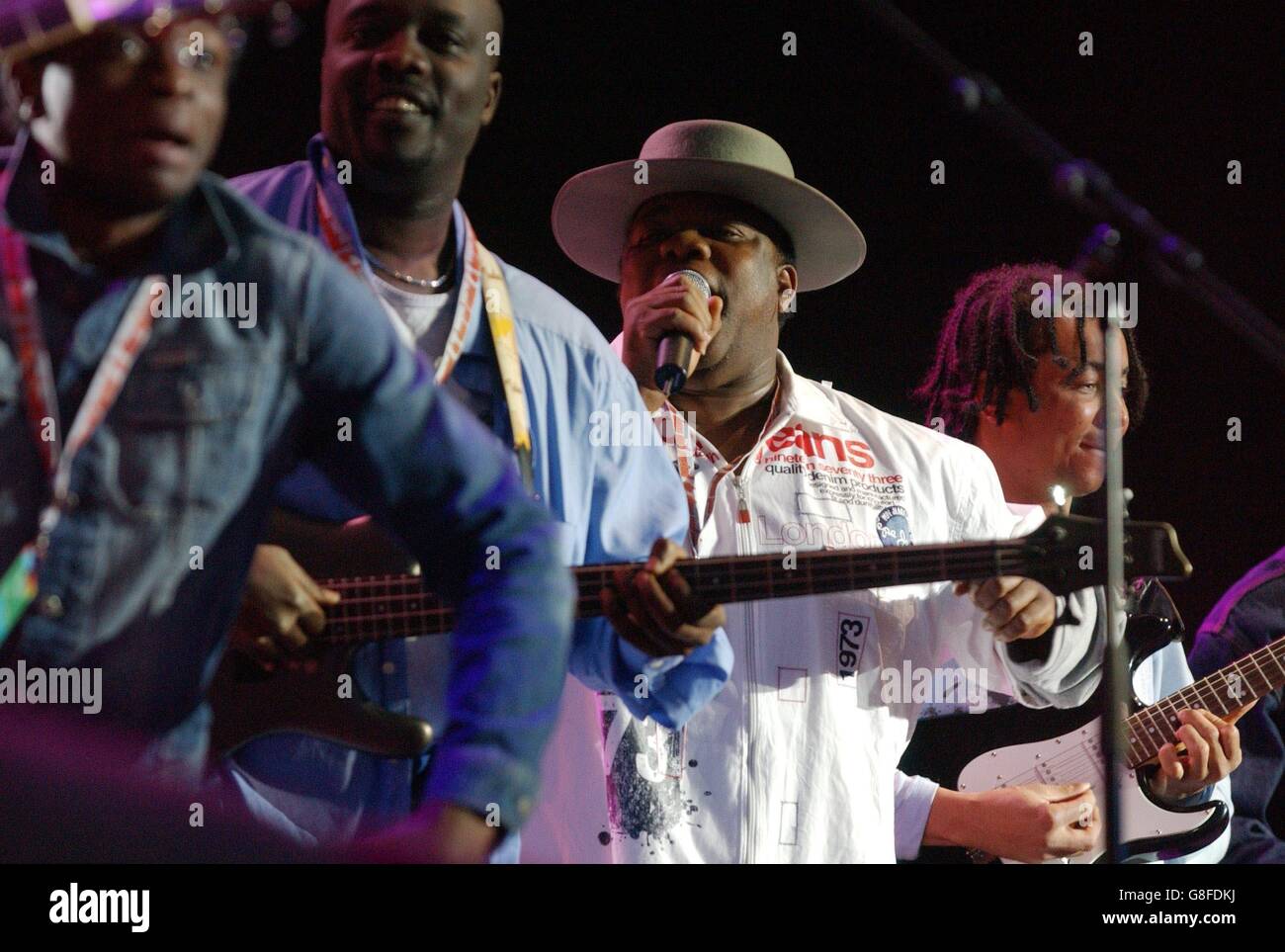 Live 8 Africa Calling concert - The Eden Project.Kanda Bongo Man (en blanc), de la République démocratique du Congo. Banque D'Images