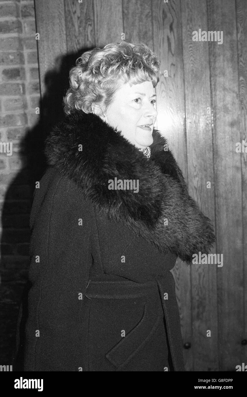Cynthia Payne arrive à la cour intérieure de la Couronne de Londres, où son procès se poursuit.Mme Payne, 53 ans, de l'avenue Ambleside, Streatham, a rejeté dix accusations de contrôle des prostituées. Banque D'Images