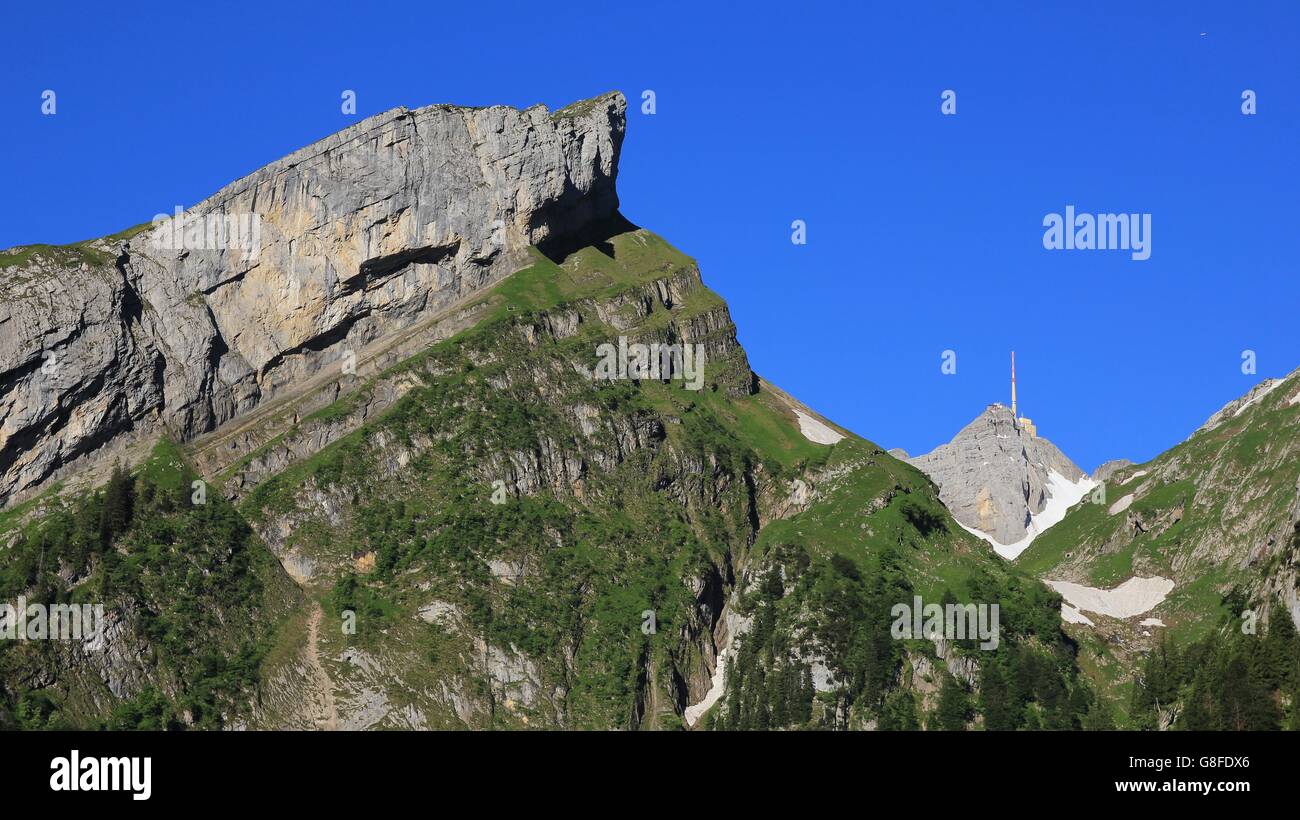 Alpine visible plier et sommet de Mt Santis. Scène dans le canton d'Appenzell, Suisse. Banque D'Images