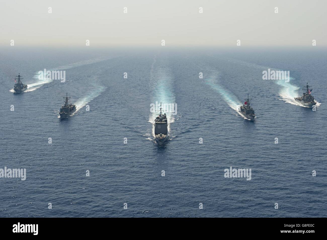 Les navires de la marine turque et américaine en formation de vapeur durant ASWEX Exercice de guerre anti-sous-marine le 25 juin 2016 dans la mer Méditerranée. Les navires du L-R sont : U.S Navy destroyer lance-missiles USS Nitze, Marine turque TCG Gemlik, U.S croiseur lance-missiles USS San Jacinto, Bain Turc, et le TCG Gaziantep missiles américain USS Donald Cook. Banque D'Images