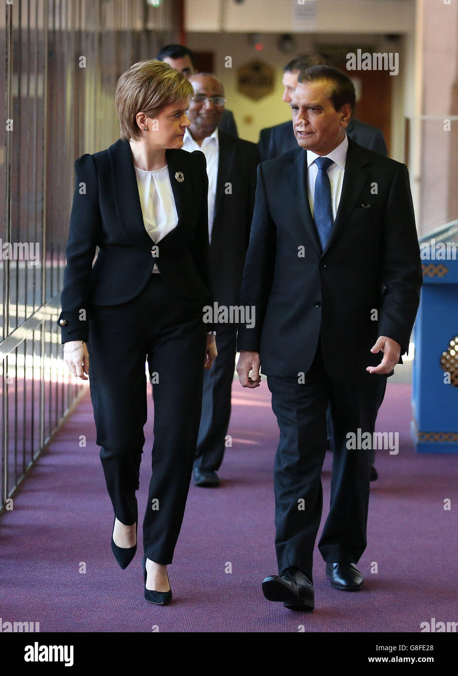 Le président de la mosquée Maqbool Rasul (à droite) avec le premier ministre écossais Nicola Sturgeon alors qu'ils arrivent à la mosquée centrale de Glasgow pour une réunion où ils ont également observé une minute de silence pour marquer les victimes des attaques de vendredi à Paris. Banque D'Images