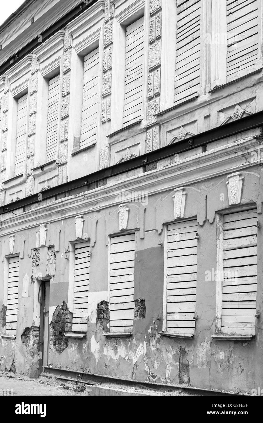 Vieux bâtiment rénovation façade avec poutres métalliques renforcées Banque D'Images