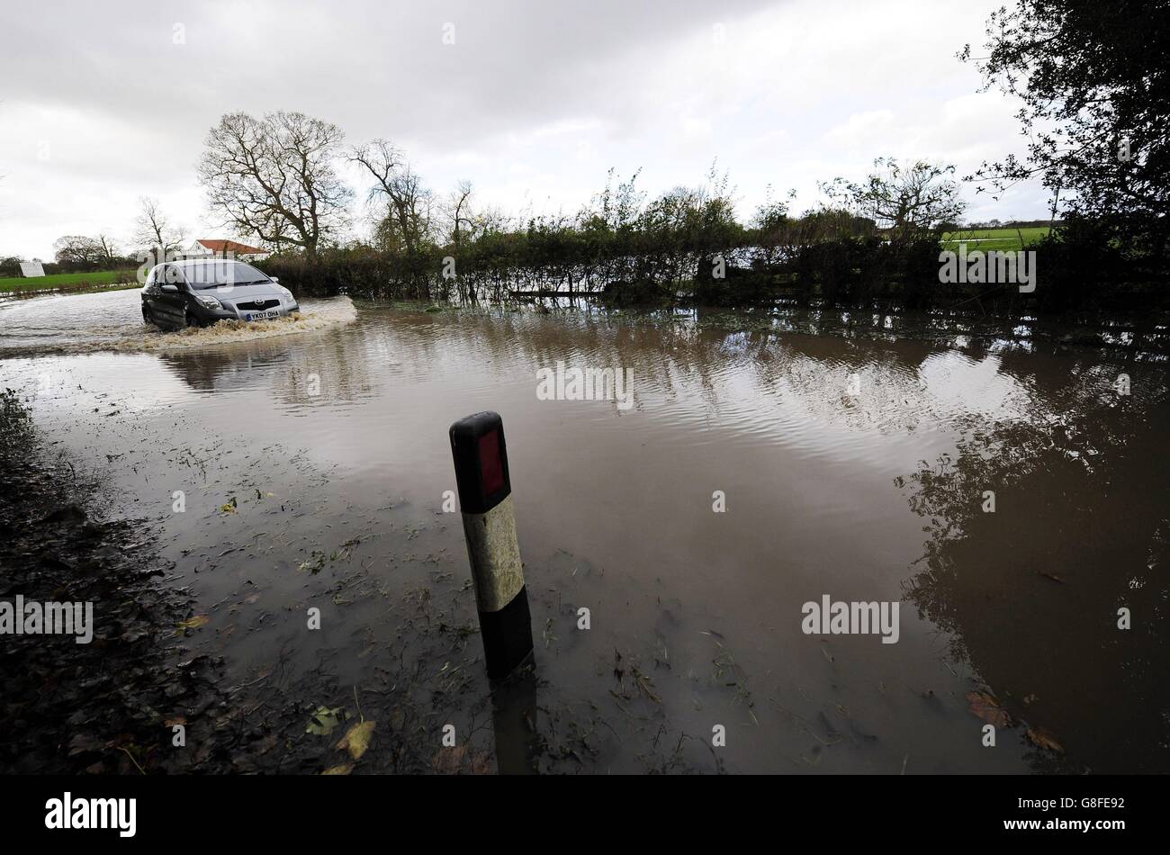 Les routes autour de Tadcaster sous l'eau après l'inondation de la rivière Wharfe après plusieurs jours de pluie torrentielle. Banque D'Images