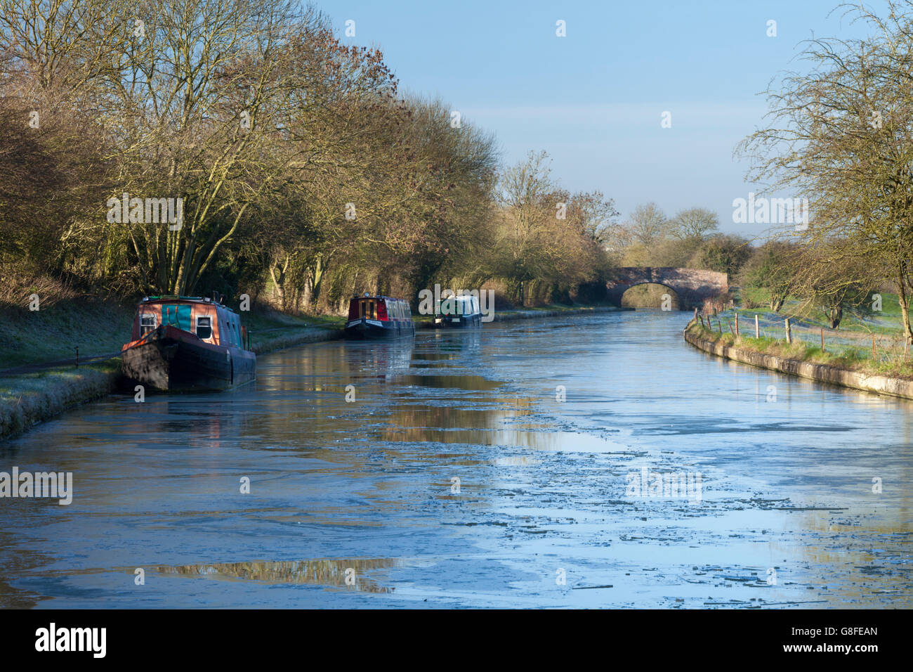 Trois narrowboats amarrés sur un Grand Union canal gelé entre Braunston Norton Junction et dans le Northamptonshire, Angleterre Banque D'Images