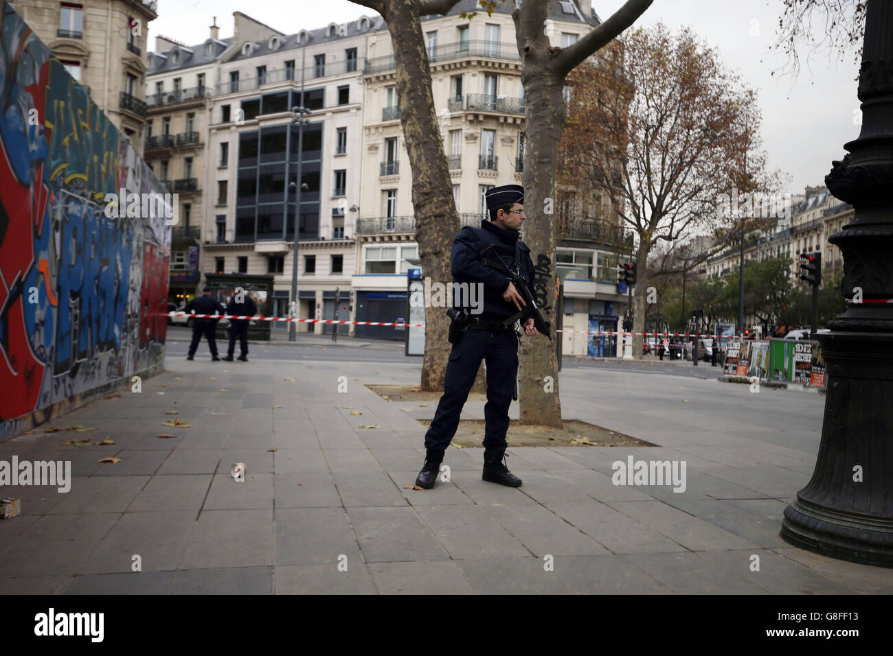 La police ferme une rue près de la place de la République à Paris, après qu'un sac non identifié a été trouvé et retiré, à la suite d'attaques terroristes dans la capitale française vendredi soir. Banque D'Images