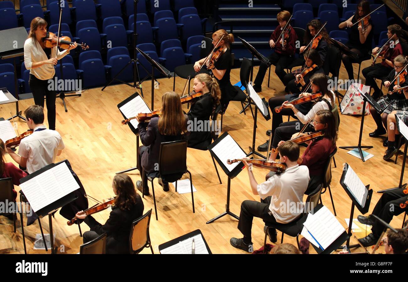 Nicola Benedetti, violoniste vedette, dirige une séance de maître avec le chef Ben Gernon pour les élèves primaires et secondaires à la salle de concert Saffron Hall, Saffron Walden. Banque D'Images