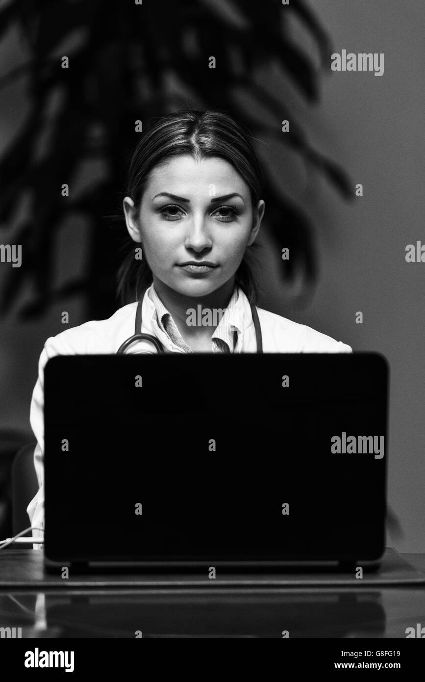 Portrait d'une jeune femme médecin Office - Travailleur de la santé travaillant en ligne Banque D'Images