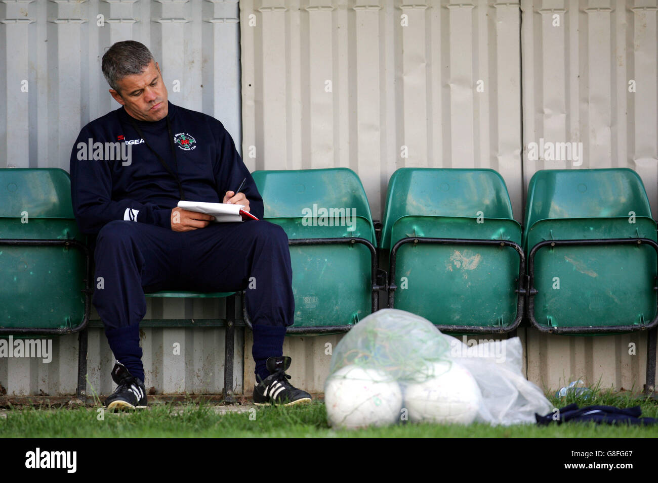 Football - amical - Total Network Solutions v Glentoran - terrain de loisirs. Ken McKenna, responsable de Total Network Solutions Banque D'Images