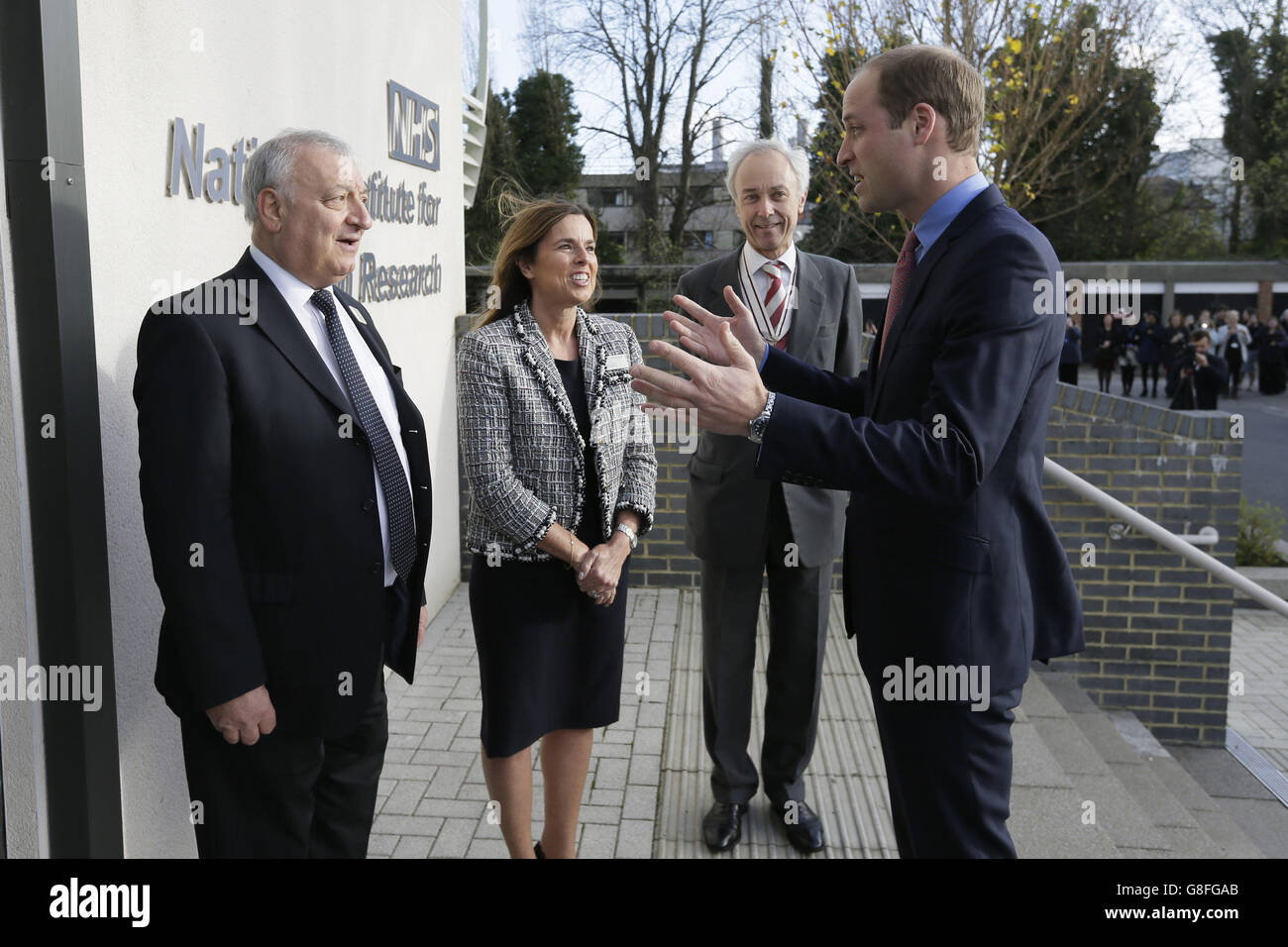 Le duc de Cambridge (à droite) rencontre le directeur médical, le professeur Martin Gore (à gauche), le chef de la direction, allié Palmer, et le major Christopher Goodwin lorsqu'il se rend à l'hôpital Royal Marsden NHS Foundation Trust de Sutton, dans le sud-ouest de Londres. Banque D'Images