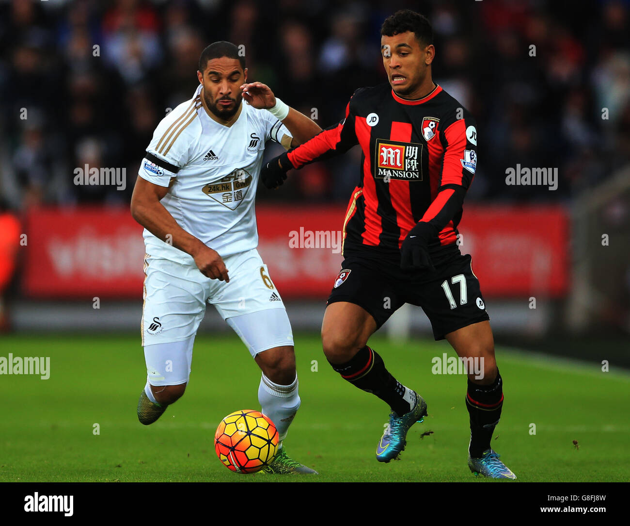 Joshua King (à droite) de l'AFC Bournemouth tient un défi de Ashley Williams de Swansea City lors du match de la Barclays Premier League au Liberty Stadium, à Swansea. Banque D'Images