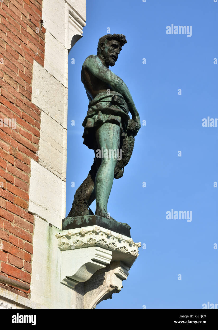 Statue en bronze de Sain Pierre en tant que pêcheur, à l'angle de l'édifice néogothique du marché de poissons du Rialto à Venise, faite par l'artiste Laure Banque D'Images