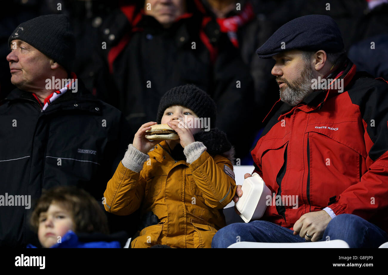 Birmingham City / Charlton Athletic - Sky Bet Championship - St Andrews. Un jeune fan de football apprécie un hamburger dans les stands Banque D'Images