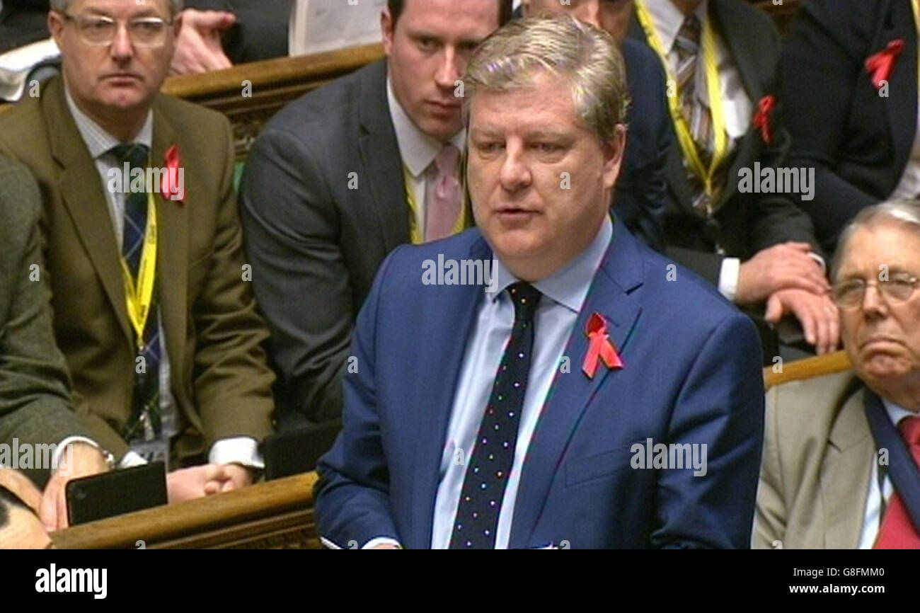 SNP Westminster chef Angus Robertson parle lors de questions au premier ministre à la Chambre des communes, Londres. Banque D'Images