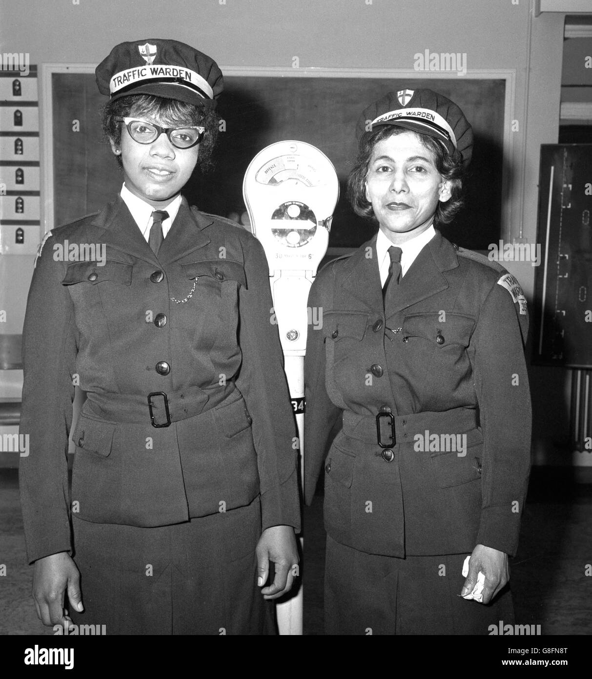 Carmelita Roach (à gauche), 27 ans, de la Barbade, et Anglo-Indian Maud Aven, au poste de police de Bishopsgate à Londres. Ce sont les deux premiers non-blancs à être embauchés en Grande-Bretagne comme gardes de la circulation. Banque D'Images