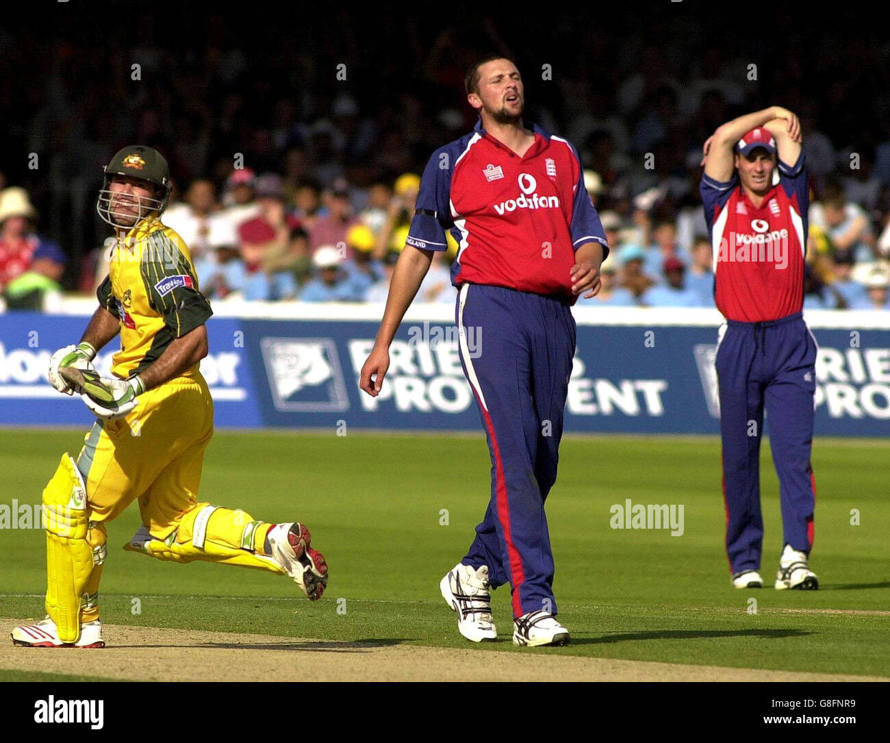 Cricket - The NatWest Challenge 2005 - Angleterre v Australie - Lord's.Stephen Harmison (C), le bowler anglais, montre sa déjection alors que le Ricky Ponting (L) d'Australie atteint son siècle. Banque D'Images