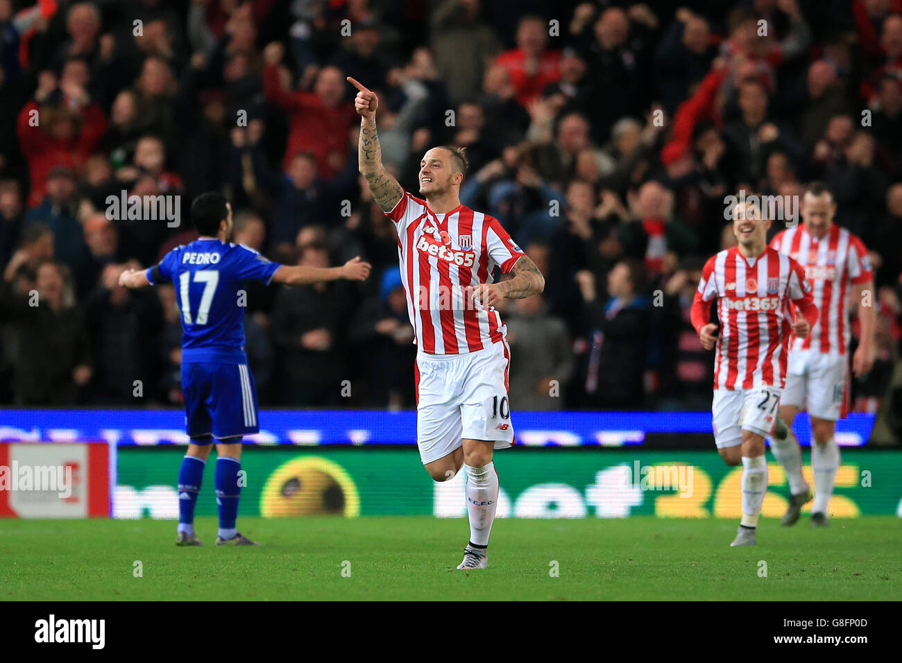 Marko Arnautovic (au centre) de Stoke City célèbre son premier but lors du match de la Barclays Premier League au Britannia Stadium, Stoke-on-Trent. Banque D'Images