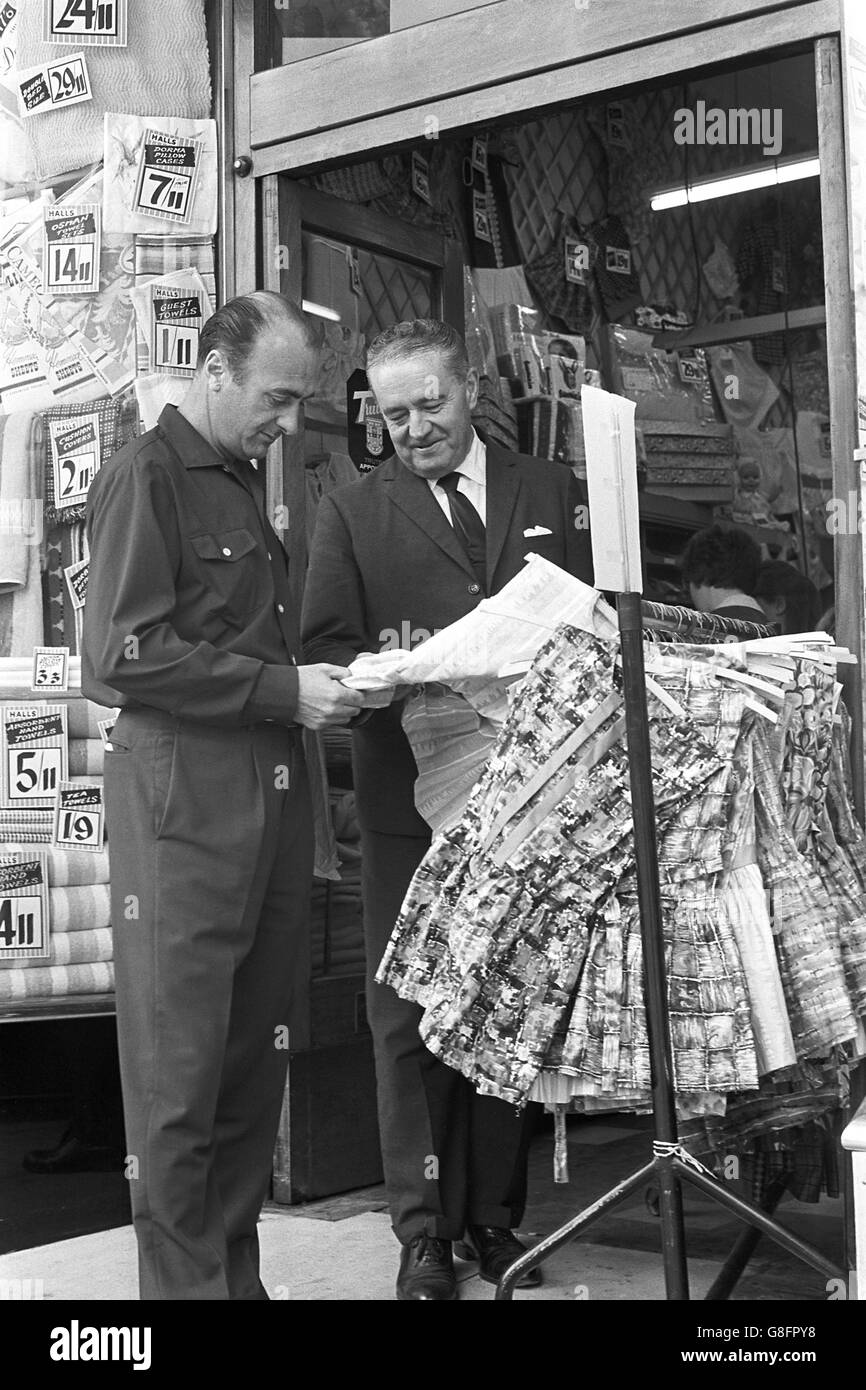 Football - coupe du monde Angleterre 1966 - Fête des joueurs d'Uruguay.Dante Cocito, entraîneuse uruguayenne, examine la coupe de certaines robes d'été lors d'un voyage shopping à Harlow. Banque D'Images