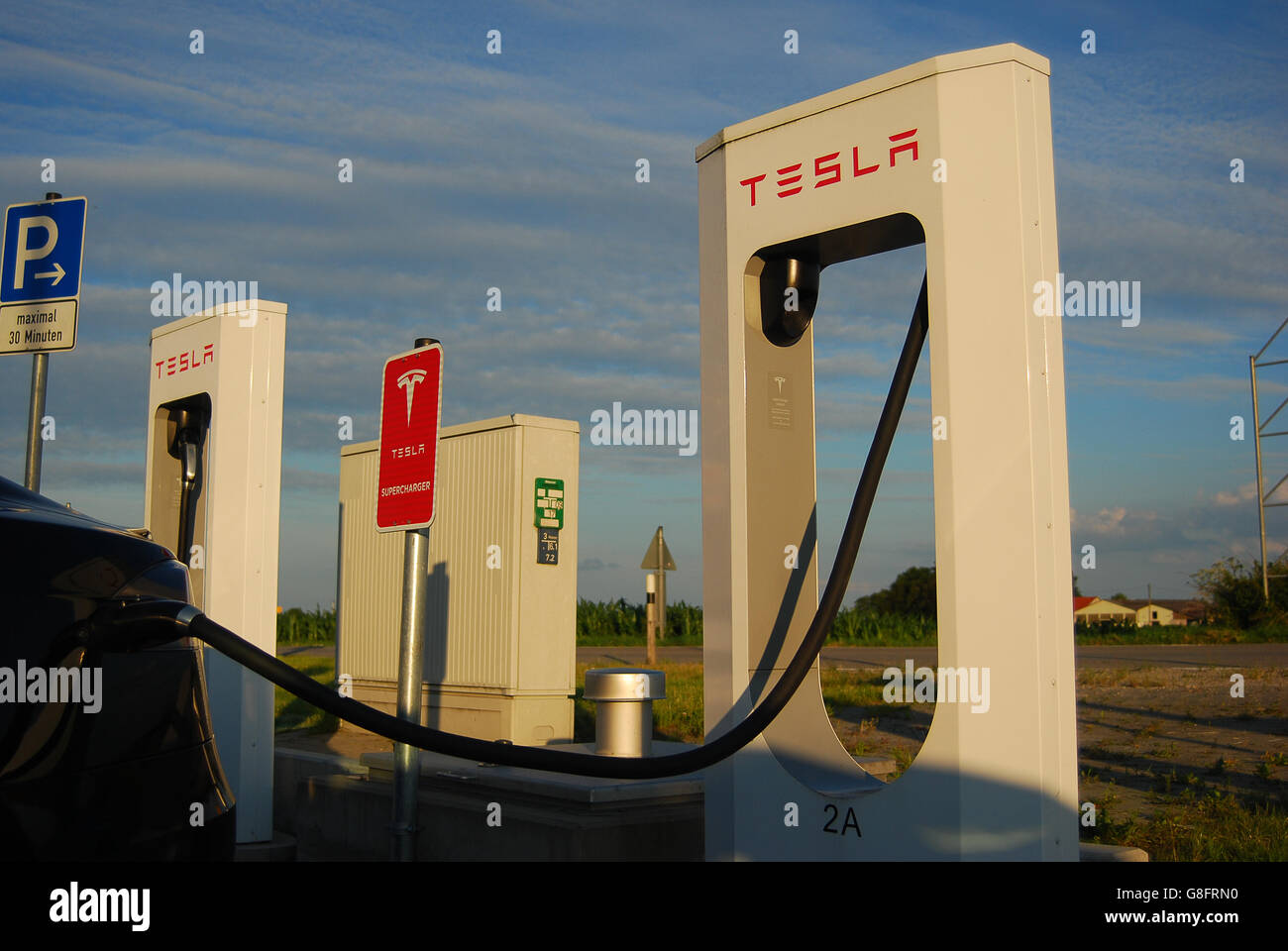 E-car le chargement à un point de recharge pour voitures à l'extérieur de Tesla E-Mühdlorf,Allemagne Banque D'Images