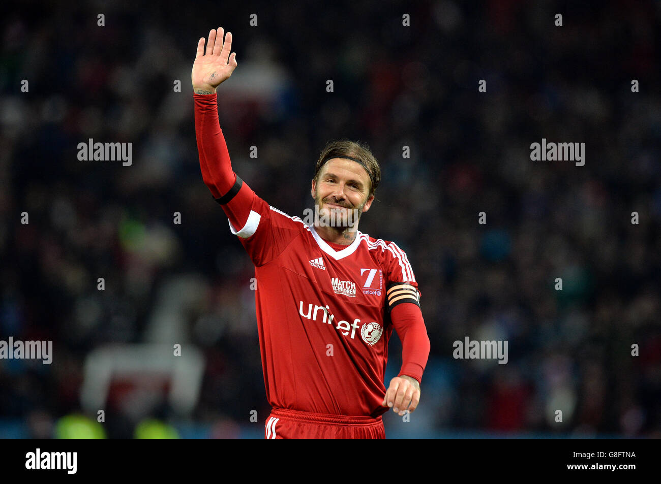 David Beckham, de la Grande-Bretagne et de l'Irlande, se hale devant la foule lors du match caritatif de l'UNICEF à Old Trafford, Manchester. Banque D'Images