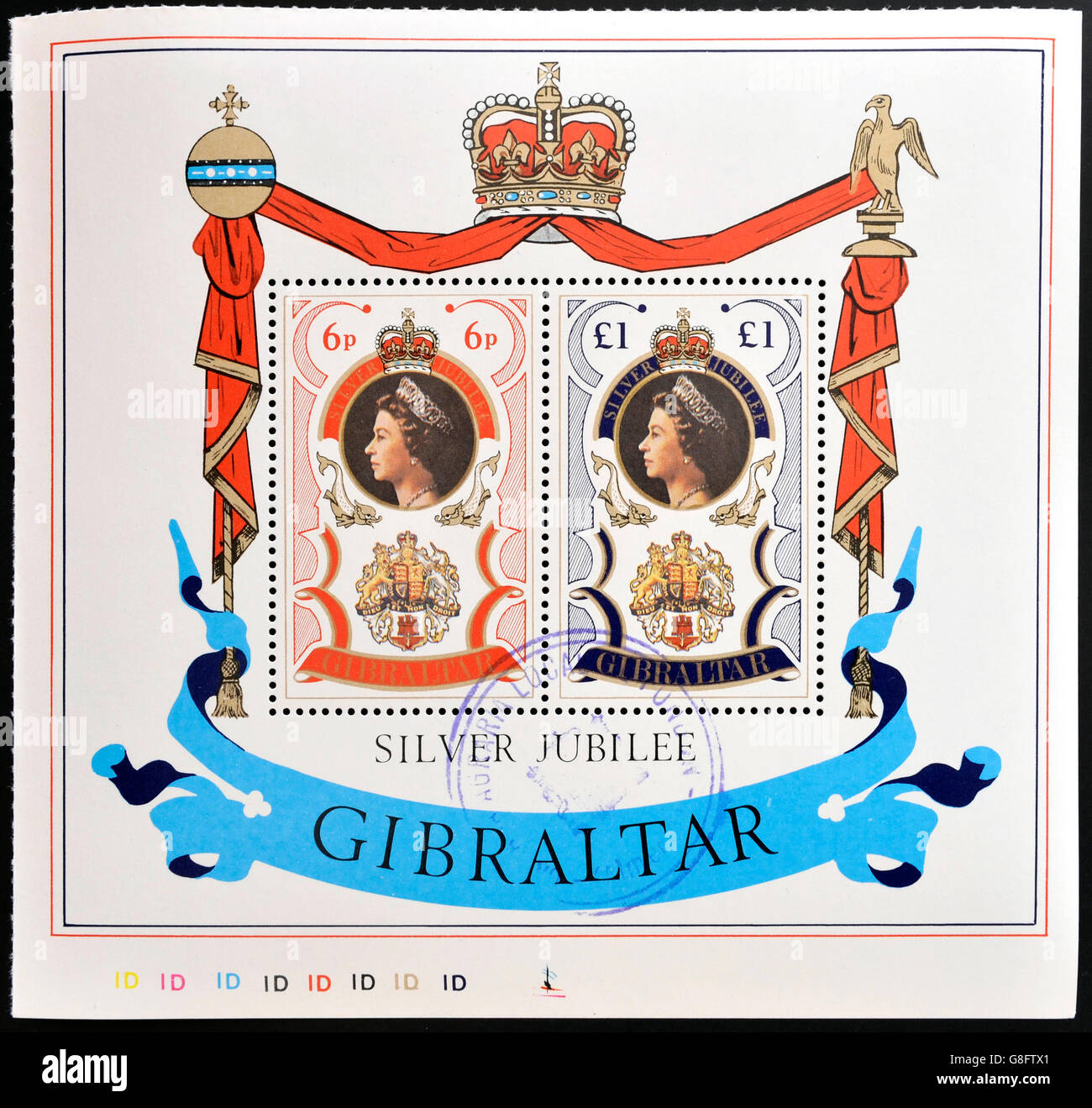 GIBRALTAR - circa 1977 : timbre imprimé en Gibraltar montrant Portrait de la reine Elizabeth (25), vers 1977. Banque D'Images