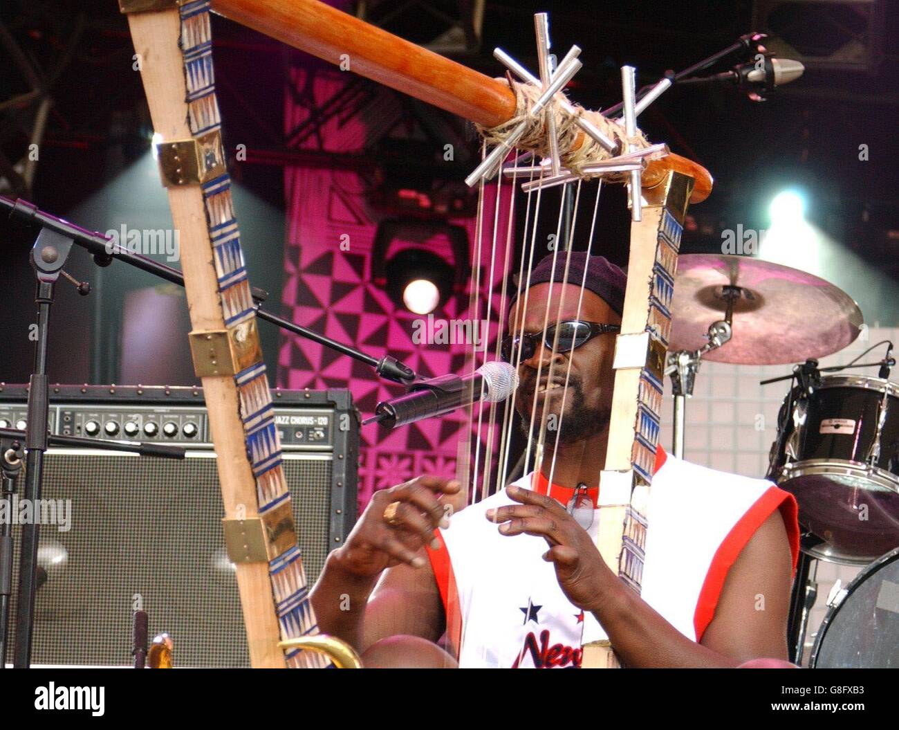 Live 8 Africa Calling concert - The Eden Project.Musicien Ayub Ogada du Kenya.Ogada joue le Nyatiti, un Lyre traditionnel de sa tribu. Banque D'Images