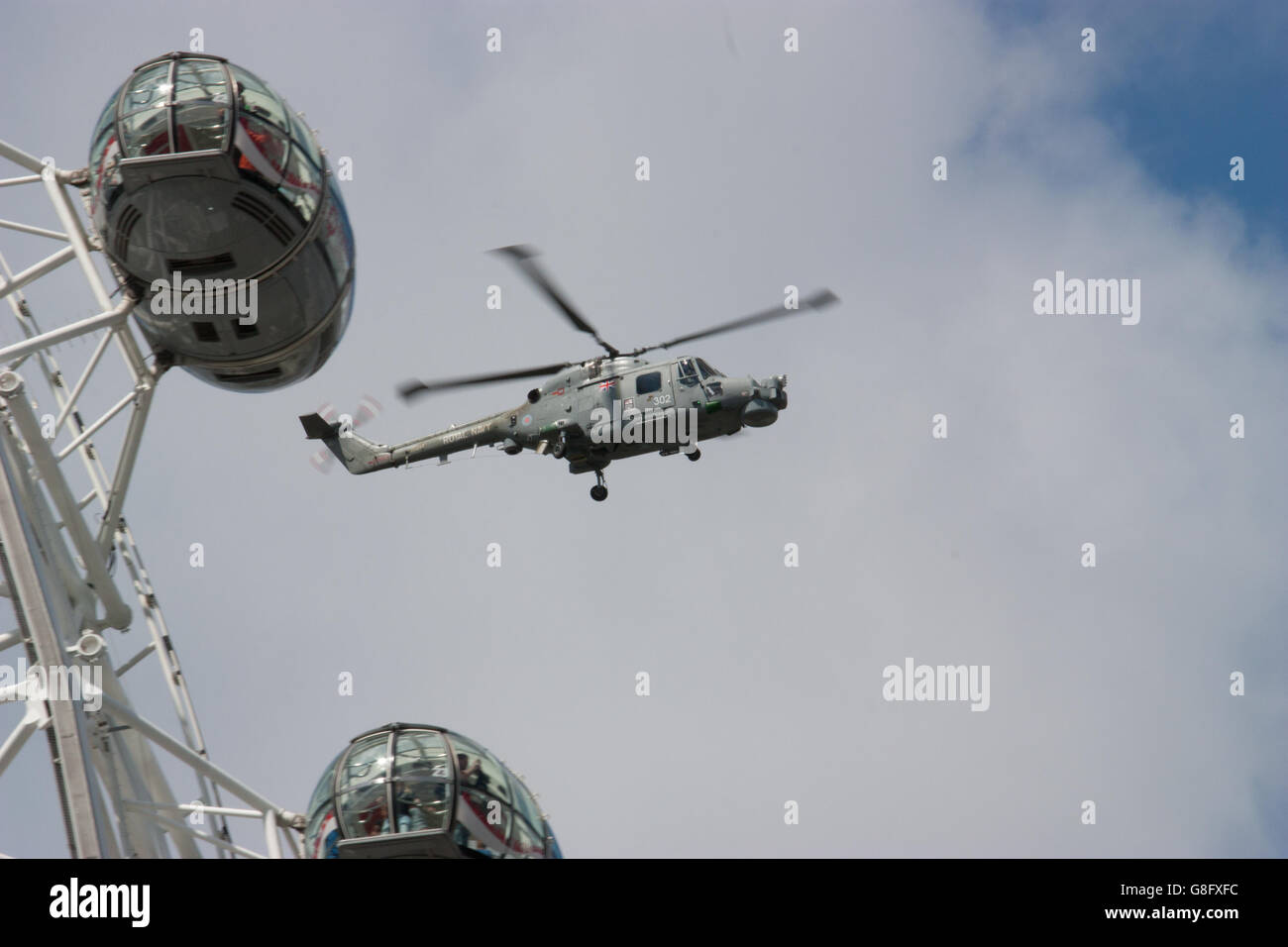 Royal Navy Lynx Mk8 flying passé London Eye, London Banque D'Images