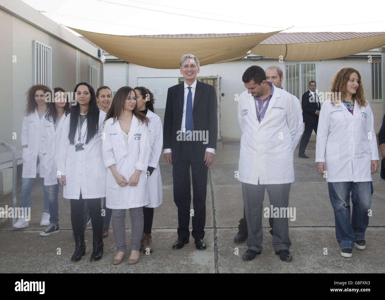 Le secrétaire aux Affaires étrangères Philip Hammond (au centre) pose avec des scientifiques au laboratoire d'anthropologie du Comité des personnes disparues (CMP) de l'ONU, situé dans la zone tampon, lors de sa visite à Chypre. Banque D'Images