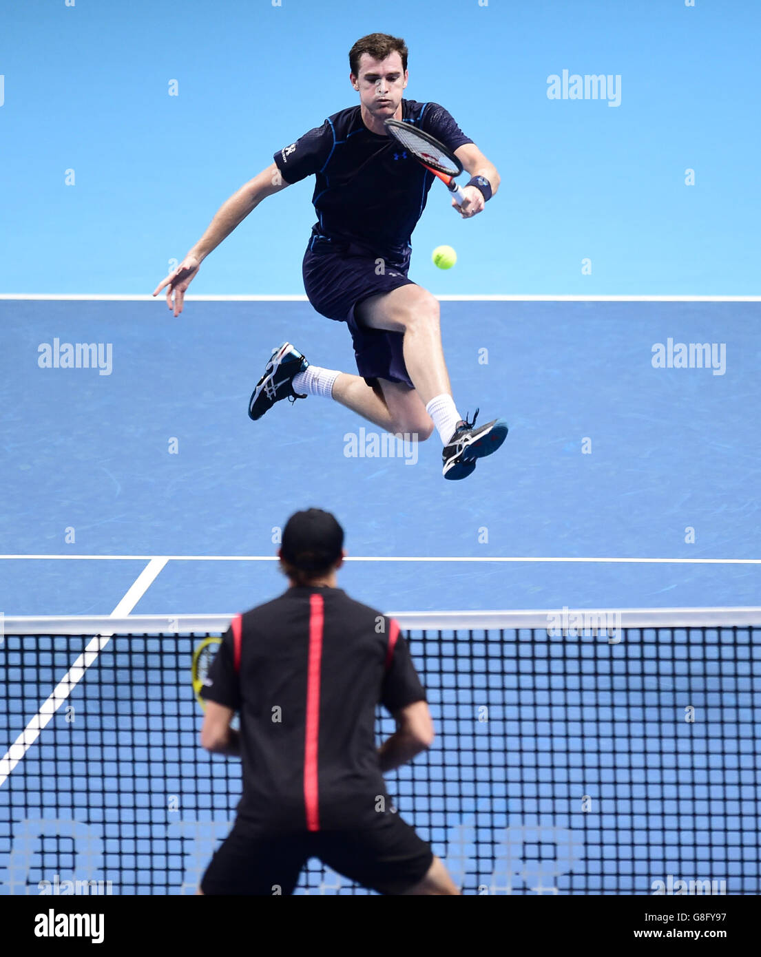 Jamie Murray (en haut) de la Grande-Bretagne et John Peers d'Australie (non représenté) dans les doubles hommes pendant le cinquième jour de la finale du Tour mondial de l'ATP à l'O2 Arena, Londres. APPUYEZ SUR ASSSOCIATION photo. Date de la photo: Jeudi 19 novembre 2015. Voir PA Story TENNIS Londres. Le crédit photo devrait se lire comme suit : Adam Davy/PA Wire. Banque D'Images