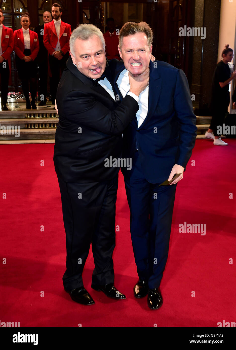 Eamonn Holmes et Piers Morgan (à droite) participant au Gala ITV au Palladium de Londres. APPUYEZ SUR ASSOCIATION photo. Date de la photo: Jeudi 19 novembre 2015. Voir l'histoire de PA SHOWBIZ ITV. Le crédit photo devrait se lire comme suit : Ian West/PA Wire Banque D'Images