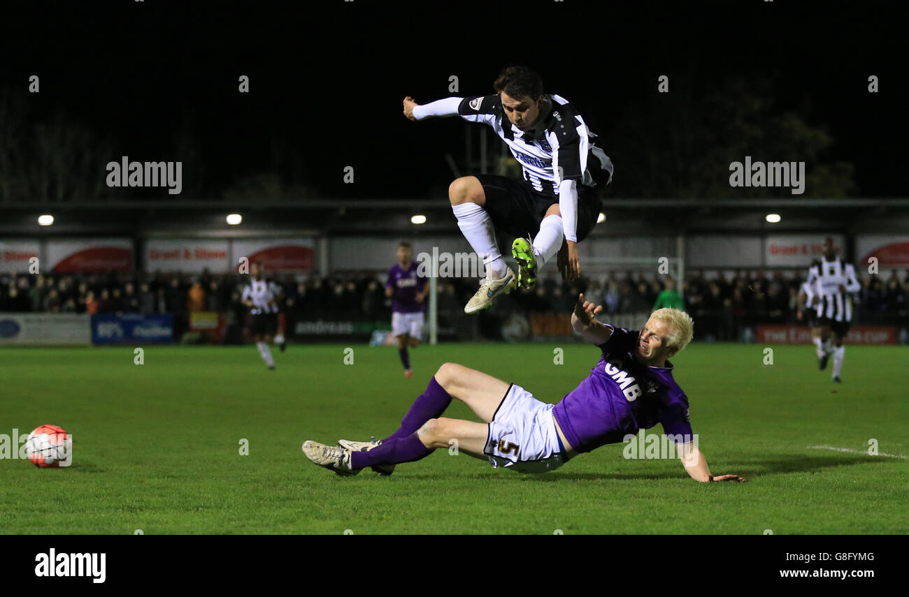 Dave Tarpey de Maidenhead United (en haut) et Ryan McGivern de Port Vale se battent pour le ballon lors du premier match de replay de la coupe Emirates FA à York Road, Maidenhead. APPUYEZ SUR ASSOCIATION photo. Date de la photo: Jeudi 19 novembre 2015. Voir PA Story FOOTBALL Maidenhead. Le crédit photo devrait être le suivant : Nigel French/PA Wire. Banque D'Images