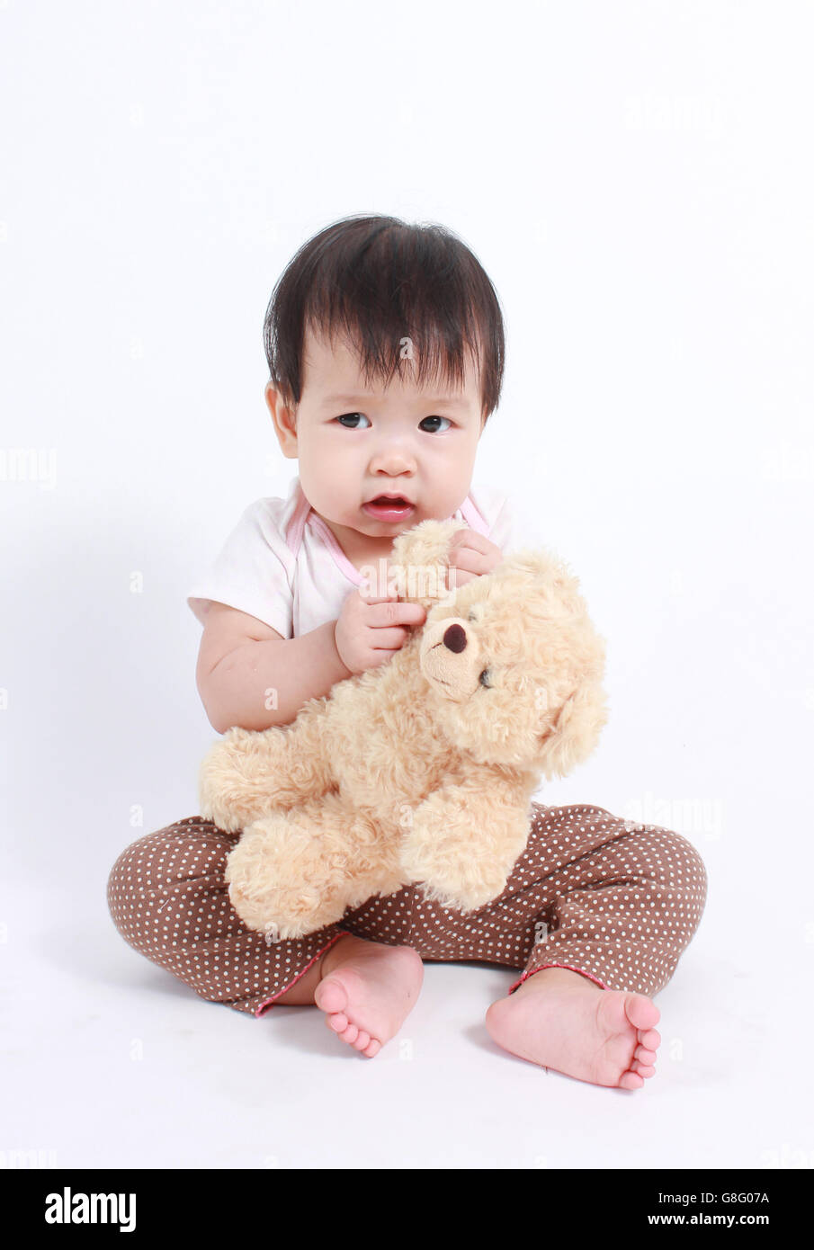Bébé asiatique avec ours en peluche (fond blanc) Banque D'Images