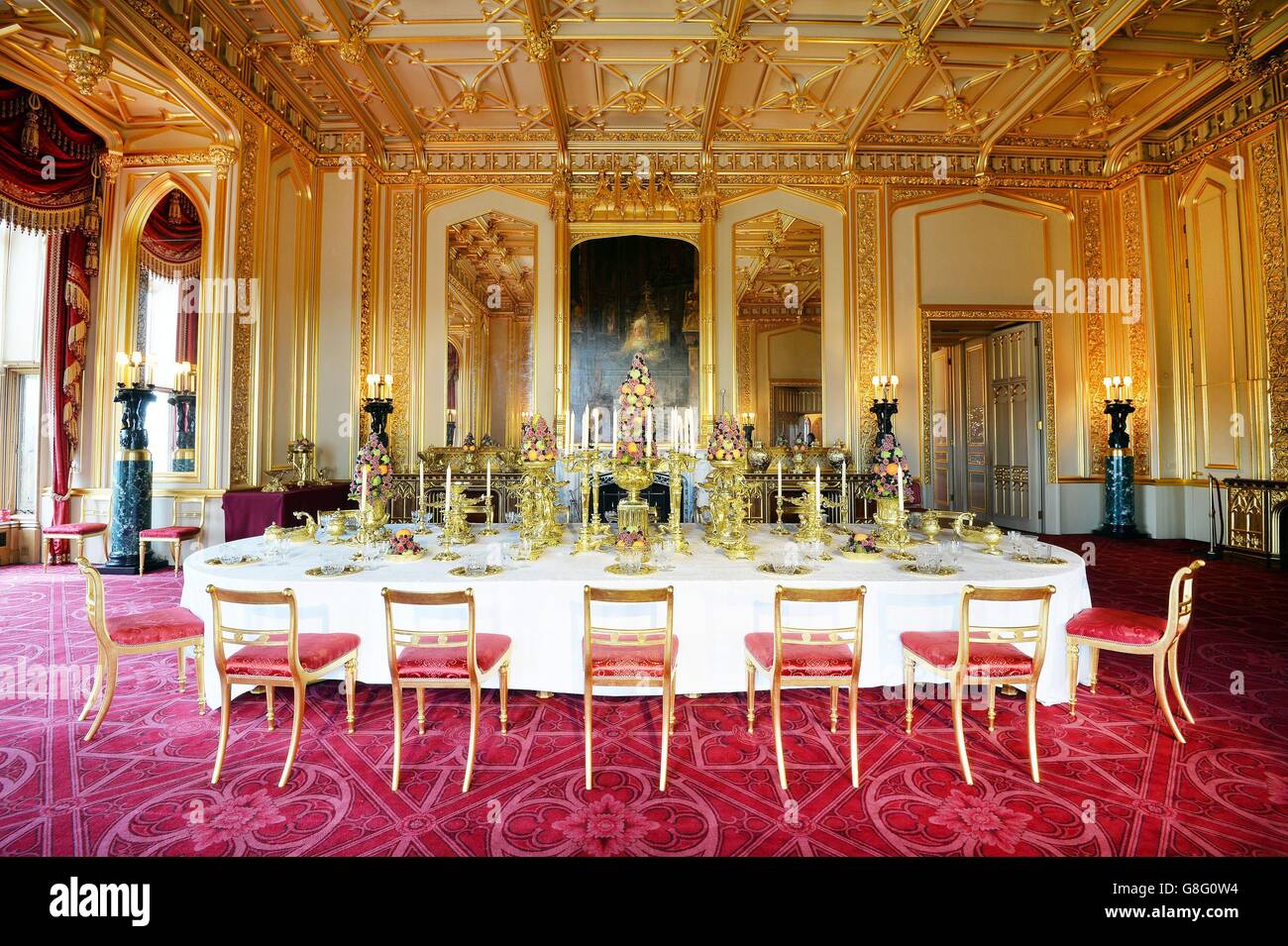 Une table à manger décorée de dorures d'argent du service George The IV Grand, dans la salle à manger de l'État, dans le cadre de l'exposition de Noël du château de Windsor, tandis que les appartements de l'État seront transformés par une exposition festive sur le thème de la Régence pour montrer comment le Prince Regent (le futur George IV) Fêté Noël au château au début du XIXe siècle. Banque D'Images