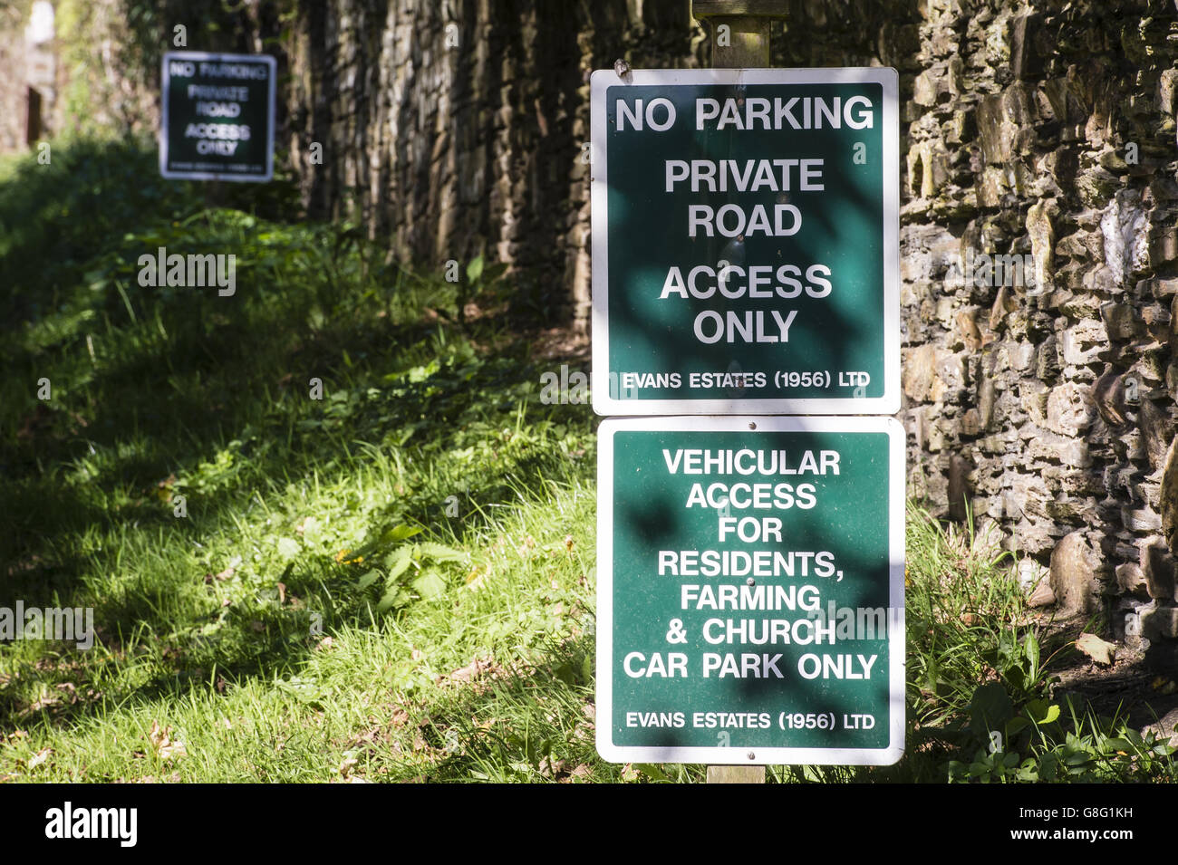 Panneaux d'avertissement de routes privées et propriété privée dans le village de Thurlestone, Devon. APPUYEZ SUR ASSOCIATION photo. Date de la photo : 26 septembre 2015. Crédit photo devrait se lire: Ben Birchall Banque D'Images