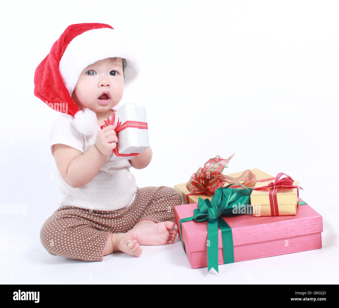 Petit bébé fête Noël. Les jours fériés. Bébé dans un costume de Noël cadeau avec Banque D'Images