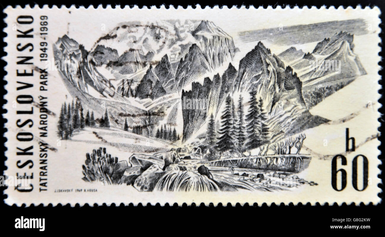La Tchécoslovaquie - circa 1969 : timbre imprimé en Tchécoslovaquie,  spectacles panorama de montagnes dans le parc national de Tatra dans le Mo  Photo Stock - Alamy