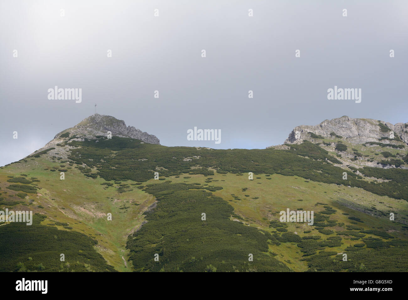 Pic de Giewont et nuages dans les montagnes Tatra à proximité de Zakopane en Pologne Banque D'Images