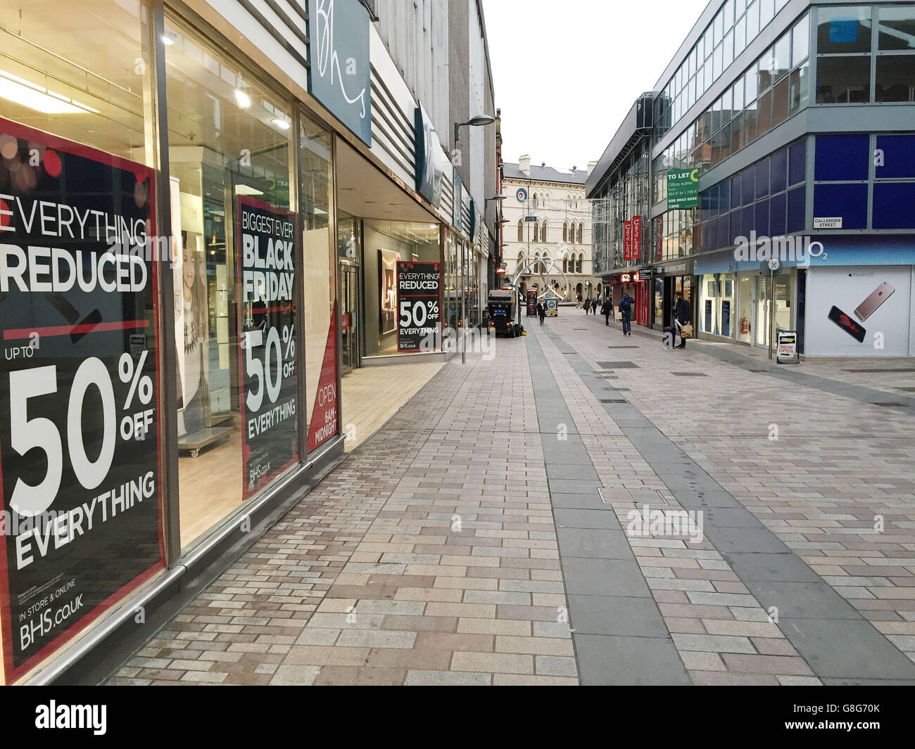 Une rue calme dans le centre-ville de Belfast, alors que les détaillants ouvraient leurs portes tôt pour le Black Friday, mais les choses ont commencé relativement lentement. Banque D'Images