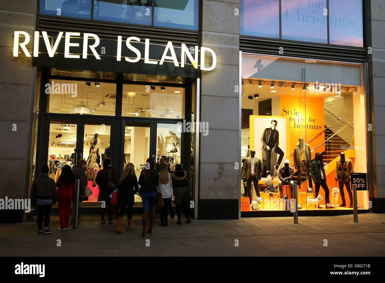 Les acheteurs font la queue pour River Island sur Henry Street, Dublin, alors que les détaillants ouvrent leurs portes tôt pour un départ relativement lent le Black Friday. Banque D'Images