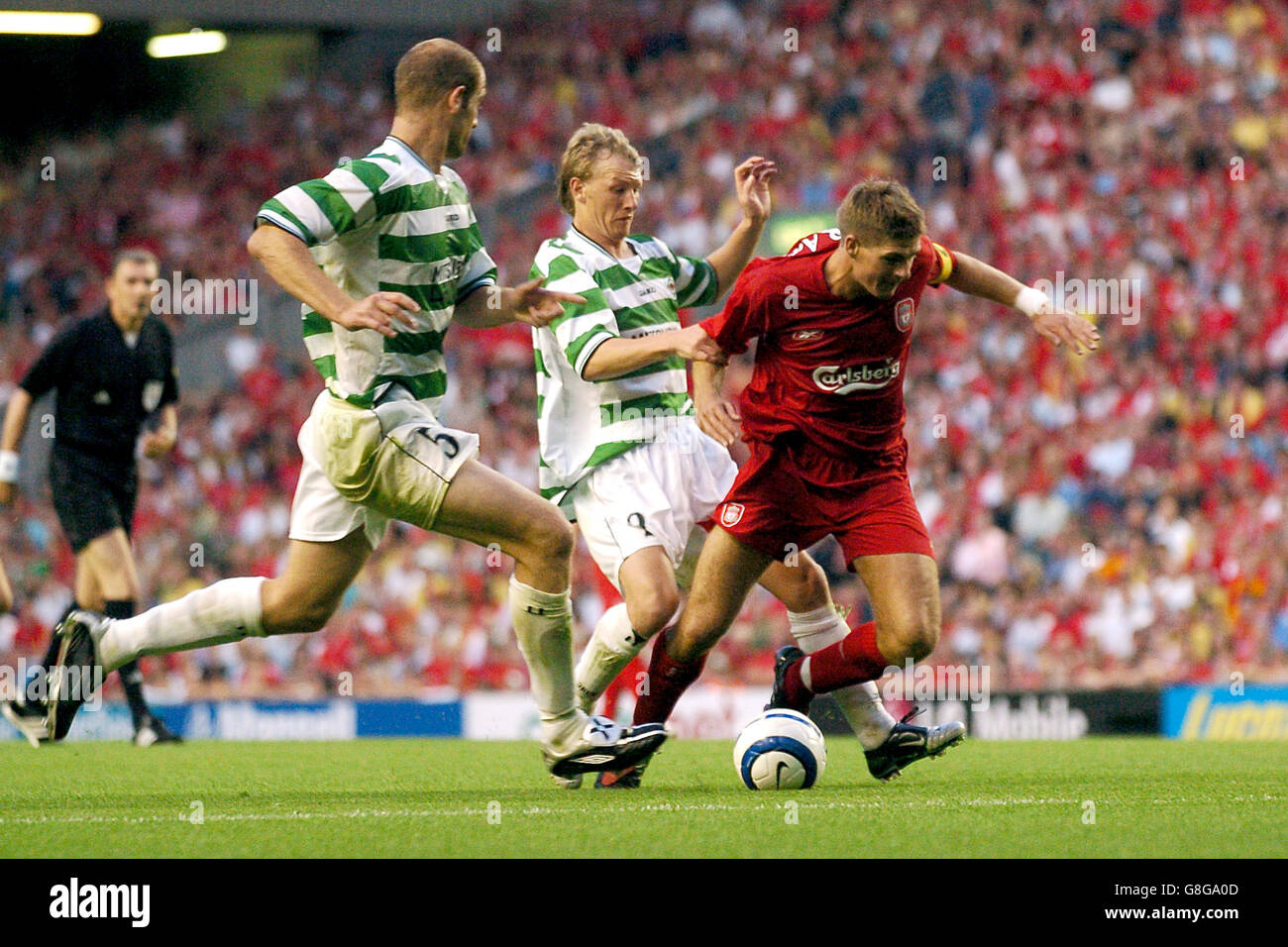 Steven Gerrard de Liverpool est abordé par Martyn de Total Network Solutions Naylor Banque D'Images