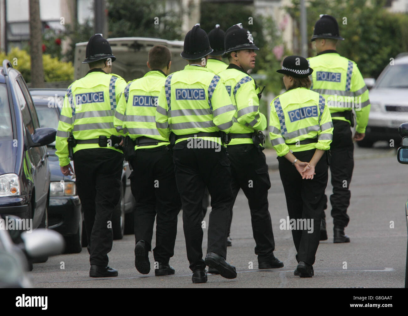 La police se rend sur la Northern Road, Aylesbury, où une maison est fouillée à la recherche des attentats de Londres la semaine dernière. Bien qu'elle ne soit pas officiellement désignée comme l'un des bombardiers de Scotland Yard, Lindsay Jamal aurait été responsable de l'explosion la plus meurtrière, qui a coûté la vie à 26 personnes sur la ligne Piccadilly entre King's Cross et Russell Square. Banque D'Images