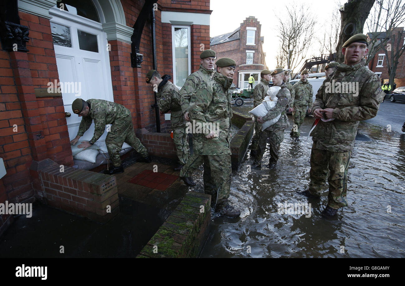 Les membres des forces armées aident à distribuer des sacs de sable aux résidents à la suite des inondations à Carlisle. Banque D'Images