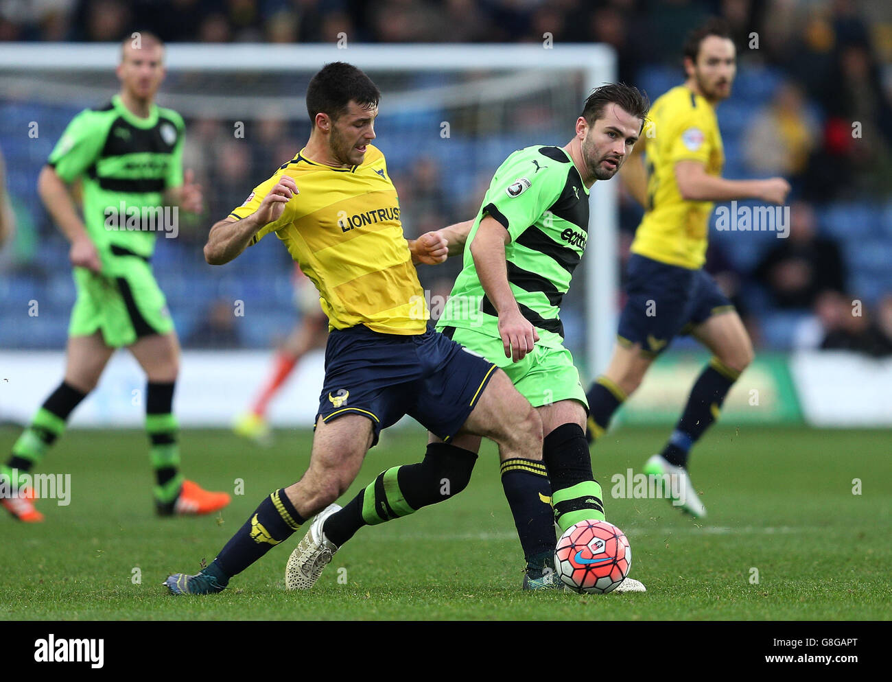 Forest Green Rovers Aarran racine est défié par Pat Hoban d'Oxford United lors de la coupe Emirates FA, deuxième match au Kassam Stadium, à Oxford. Banque D'Images