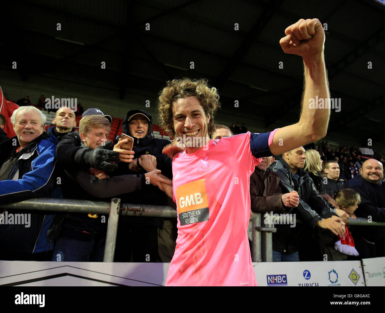 Sergio Torres, de Whitehawk, fête ses fans lorsqu'il quitte le terrain après la coupe Emirates FA Cup, deuxième match au stade de construction de Chigwell, Dagenham. Banque D'Images