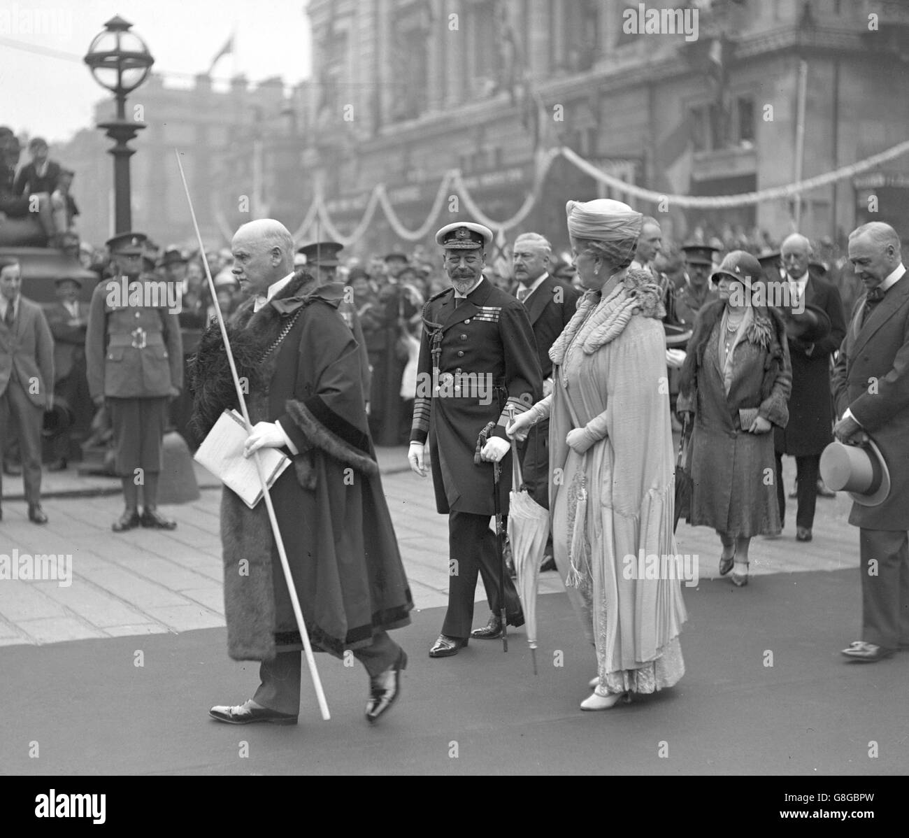 Le roi George V et la reine Mary arrivent pour l'ouverture du quai Gladstone à Liverpool. Banque D'Images